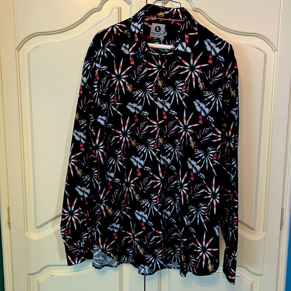 International Laundry House of Design Men’s Button Down pattern shirt.  Size L